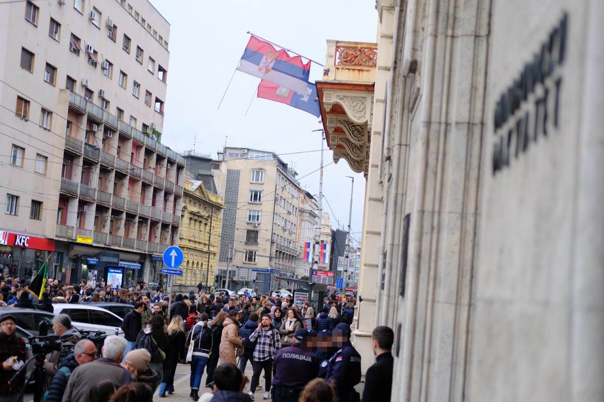  Studenti i građani organizovali protest ispred zgrade Rektorata 