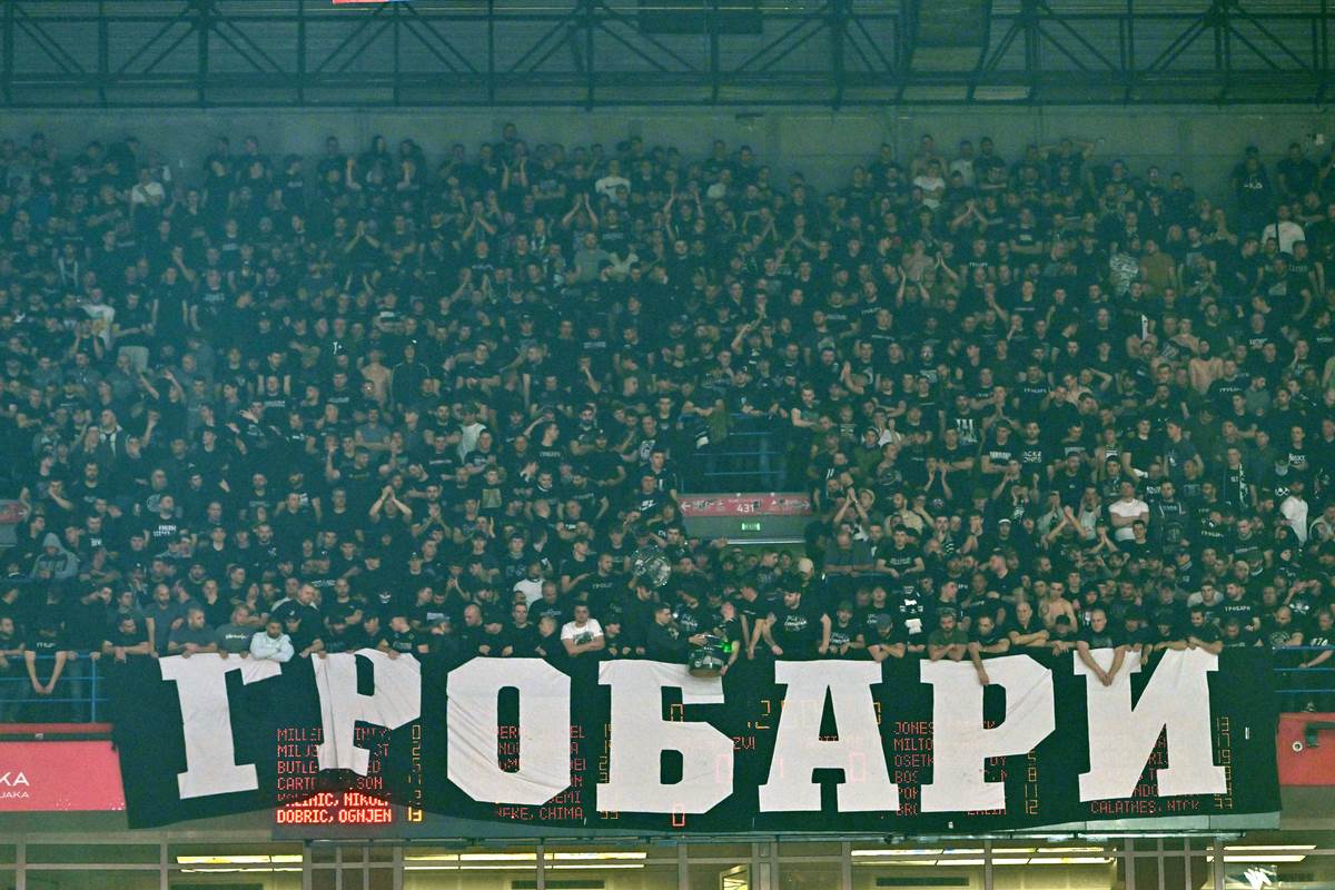  Grobari topovskim udarom gađali ljude sa djecom, roditelji sklanjaju najmlađe 