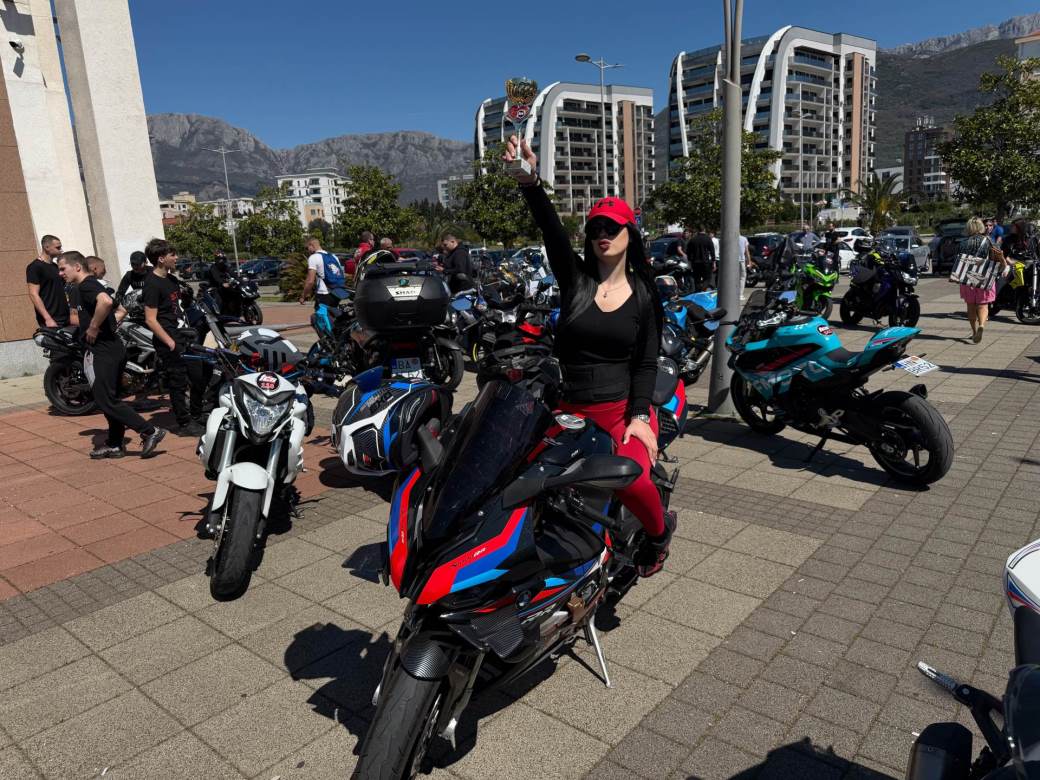  Auto-moto skup u Baru za malu Hanu okupio veliki broj zaljubljenika 