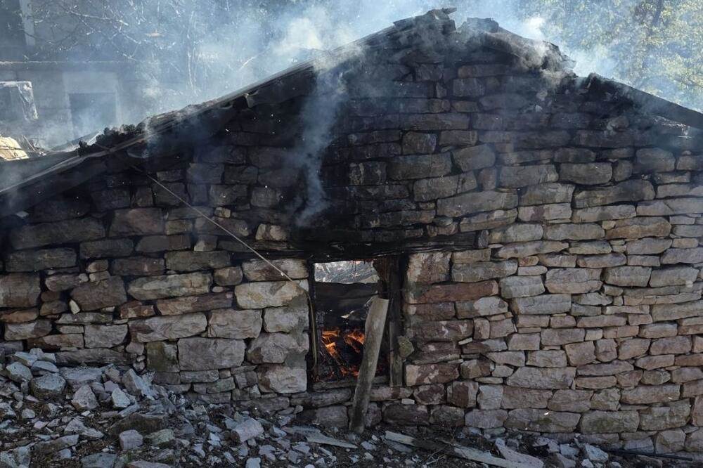  Izgorio pomoćni objekat u Tivtu 