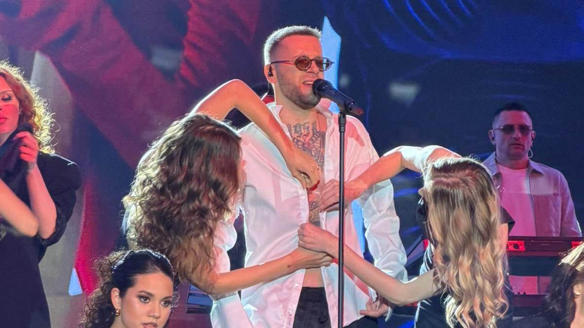  Vlada iz Magla benda izveo striptiz na bini 