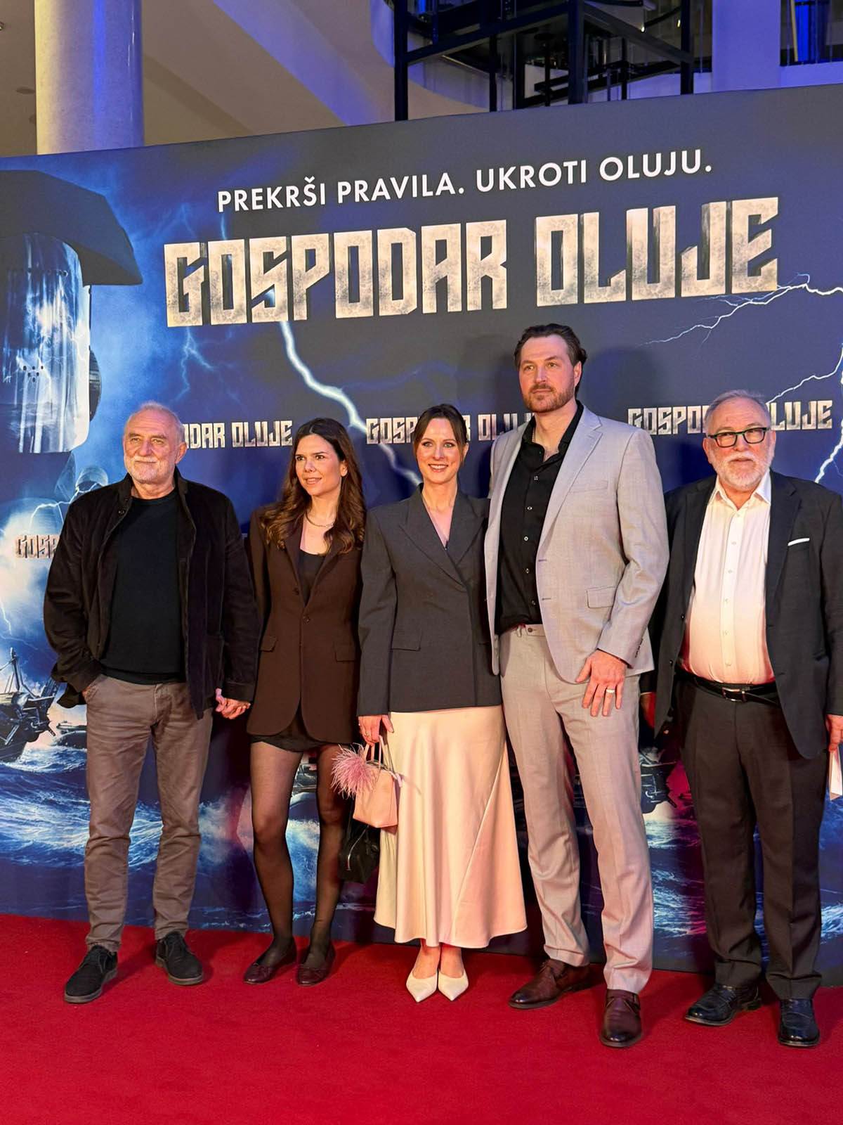  Ristovski dohvatio 39 godina mlađu i strasno je ljubi na crvenom tepihu: Anica prvi put u javnosti n 