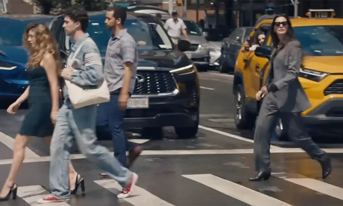  Greška u filmu "Đavo nosi Pradu 2": Tek objavljen trejler, Internet se već usijao zbog žene u kolima 