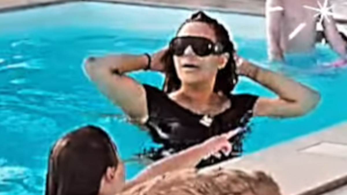  Ana Nikolić uživa u bazenu Raletove vile 