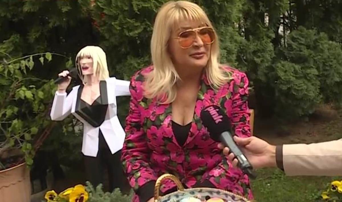  Pevačica se na Uskrs uključila u program, iza nje stoji kartonska dvojnica 