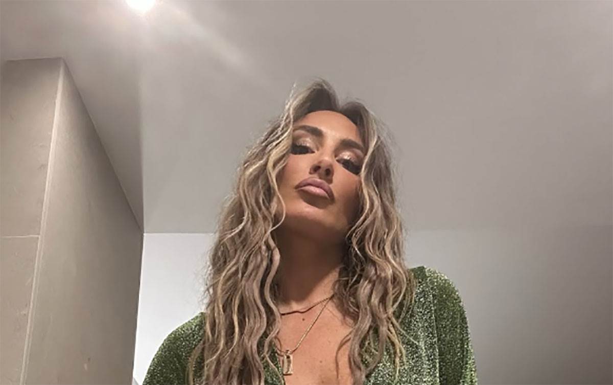  Senidah se fotkala u gola u tuš kabini: Selfi pjevačice napravio haos na mrežama, ovakvu je nikada n 