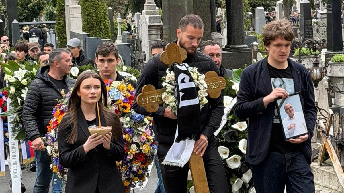  Lovernj nosio krst na sahrani Vujoševića, navijači pjevali 