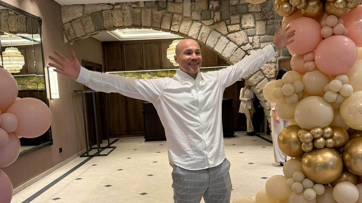  Aleksandar Sofronijević puca od sreće na proslavi povodom rođenja ćerkice 