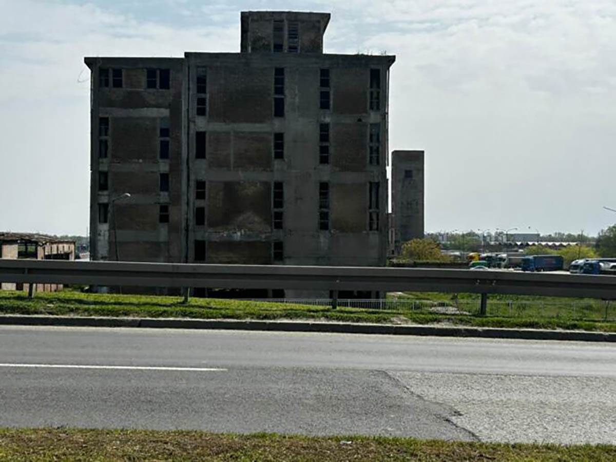  Mladić pao sa 30 metara visine na cigle 