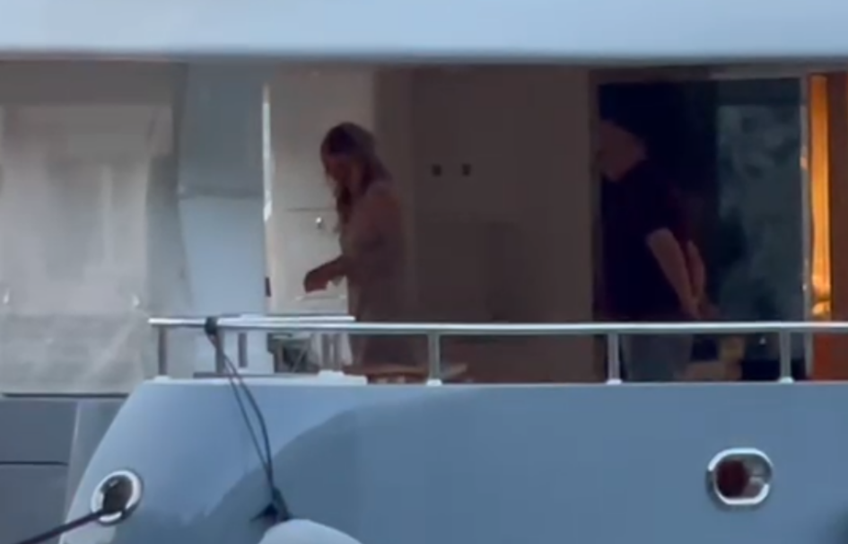  Zablistala u trećoj vjenčanici, a prije toga pila i pušila na palubi: Isplivao snimak Meline, muž čisti, ona uživa 