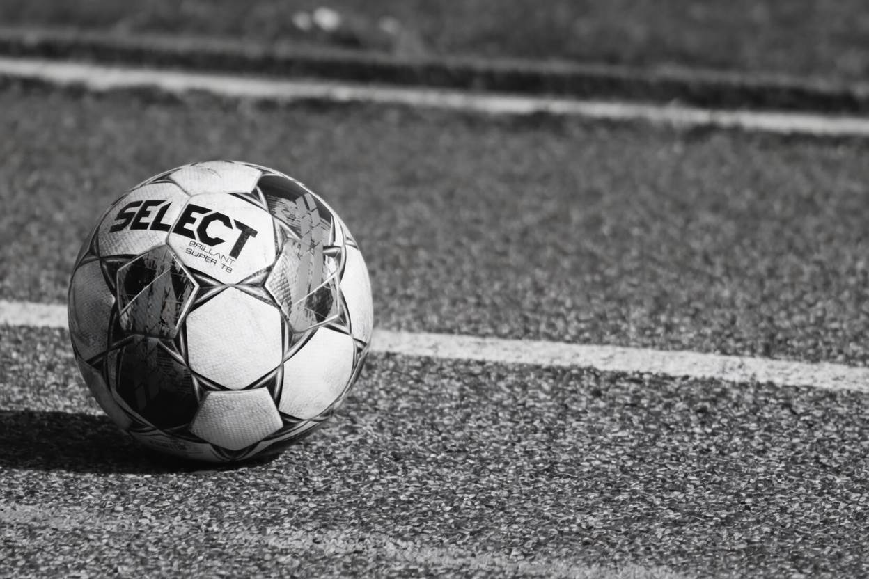  Tragedija u BIH: Fudbaler preminuo na terenuTragedija u BIH: Fudbaler preminuo na terenu 