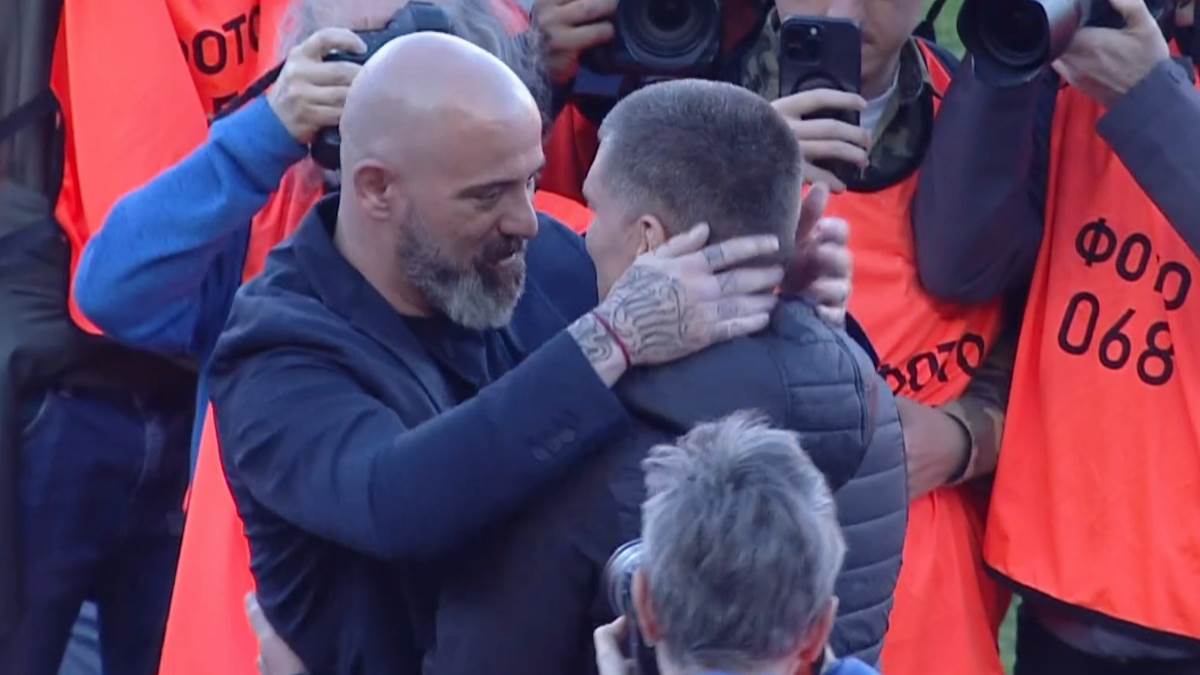  Stanković zagrlio Blagojevića pred derbi: Emotivan pozdrav trenera Zvezde i Partizana, odavno se zna 