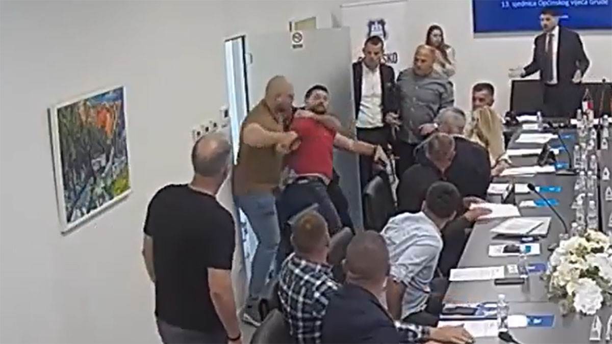  Žestoka tuča među odbornicima usred sjednice: Drama u BiH, pojavio se bizaran snimak 