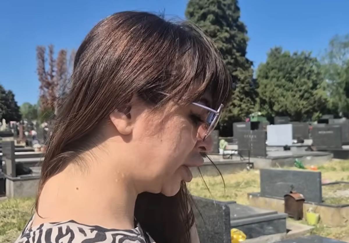  Miljana Kulić terala Viki Miljković da joj pjeva na groblju: Bizarna scena u Nišu, ljudi gledaju sni 