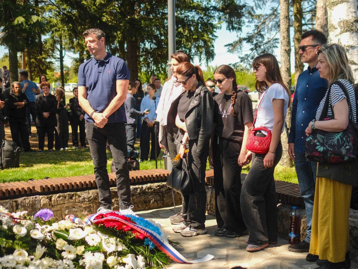  Tužne scene u selima kod Mladenovca, stigli i roditelji žrtava iz "Ribnikara" 