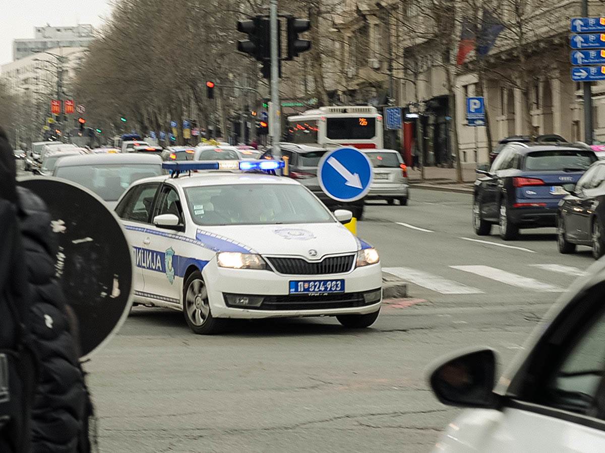 Muškarac prijetio sjekirama, napao djevojku, pa policajcima pokušao da otme pištolj 