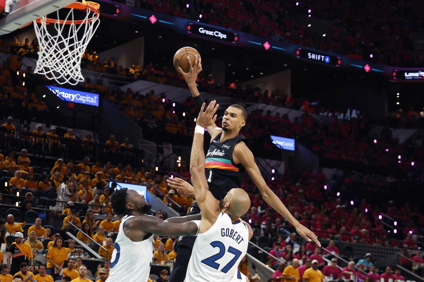  Nevjerovatni Vembanjama ušao u istoriju NBA lige: Tripl-dabl sa čak 12 blokada! 