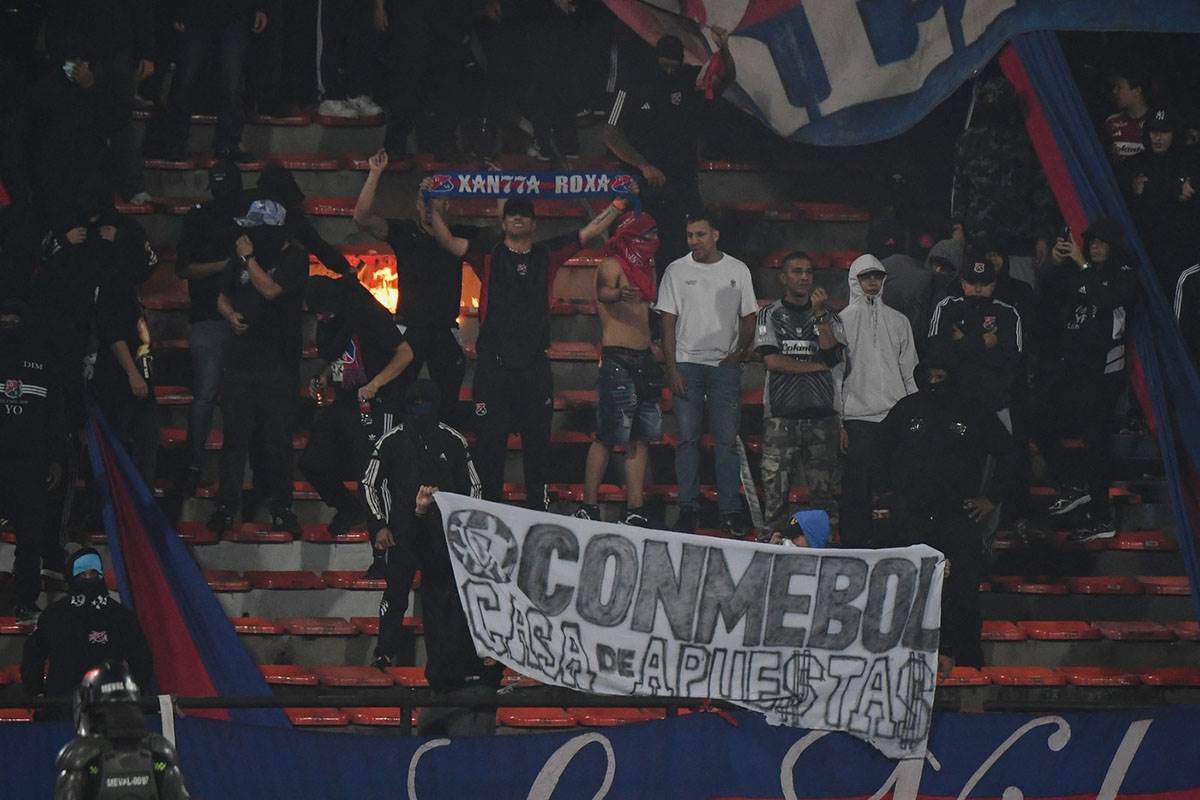  Huligani zapalili svoj stadion: Nestvarne scene u Medeljinu, upali na teren i pravili haos 