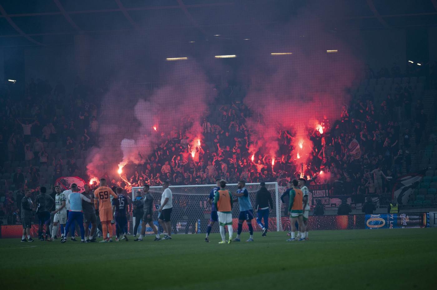  Skandal u Sloveniji: Prekinut najveći derbi, navijači napravili haos 