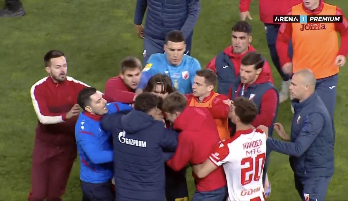  Tuča igrača Crvene zvezde i Vojvodine na terenu 