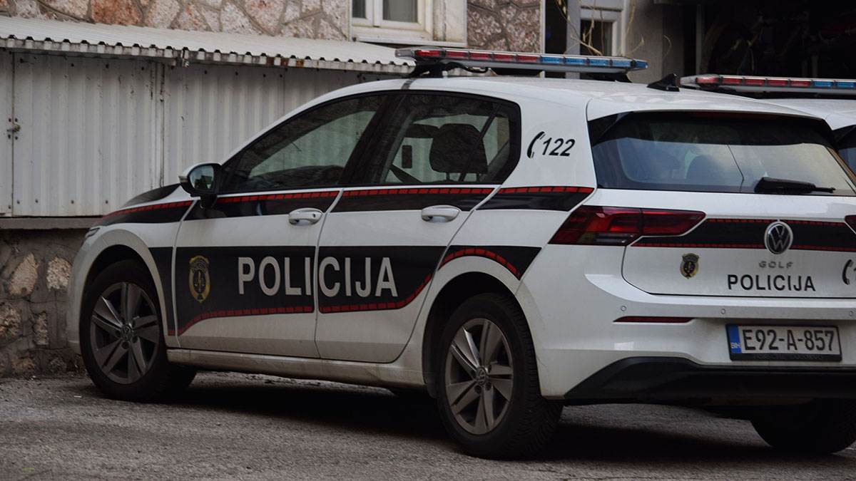  Jeziv udes u Zaklopači: Tri automobila se sudarila, život izgubio mladić (22) 