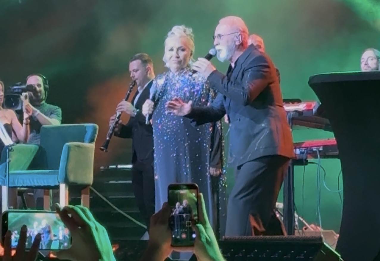  Dino Merlin kraj Vesne Zmijanac, izveli najveći hit, gori arena 