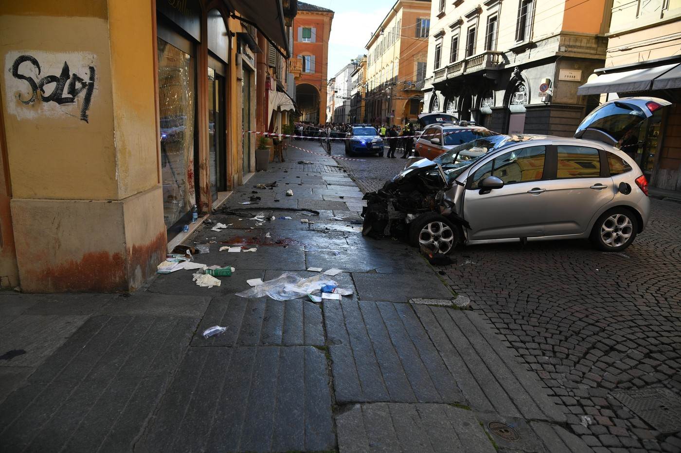  Vozač se zabio u pješake pa izbo osobu koja ga je pokušavala zaustaviti 