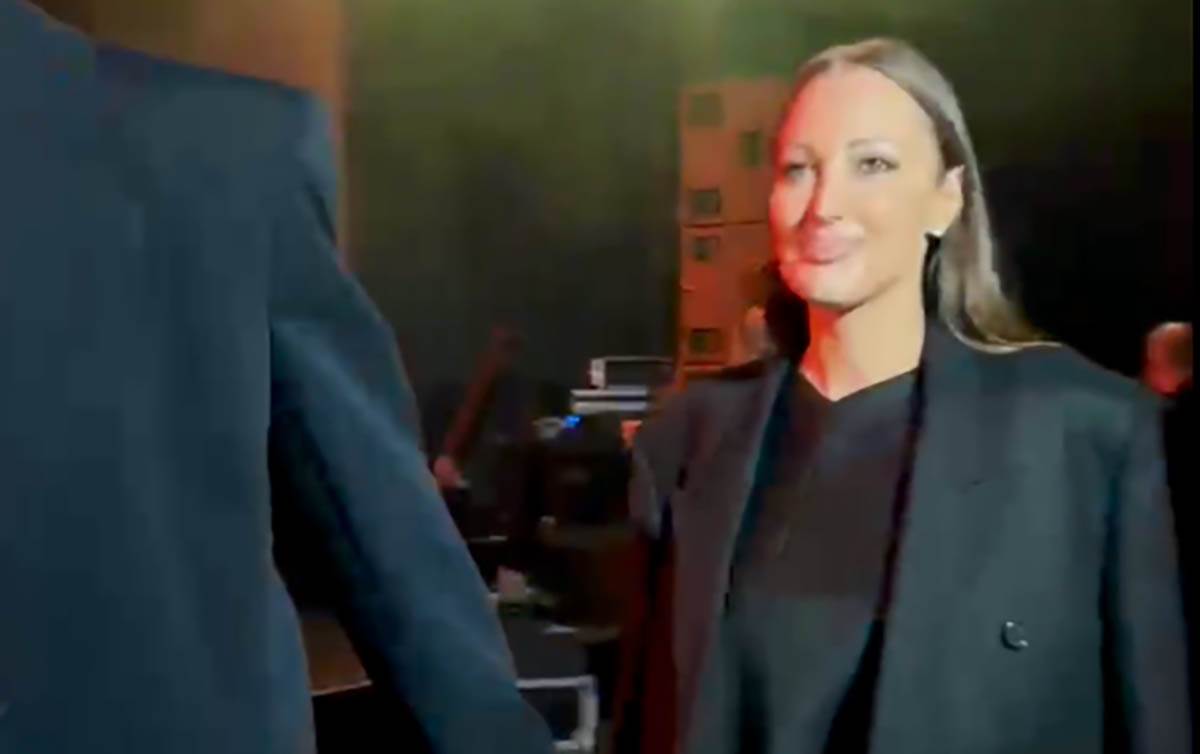  Aleksandra Prijović zakasnila na koncert, pa ukrala svu pažnju: Žurila, a ruku joj ne pušta ovaj muš 