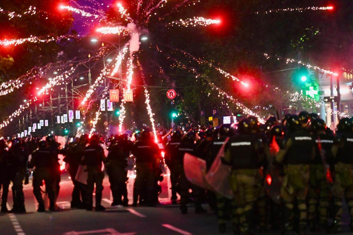  Protest studenata u Beogradu: Napadnuti pripadnici policije, Žandarmerija potiskuje 