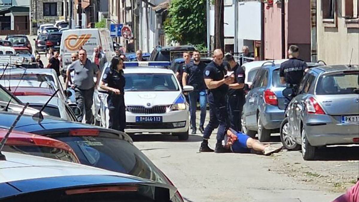  Uznemirujući snimak iz Prokuplja: Krvnička tuča i pucnjava usred bela dana, jedan leži na asfaltu, drugi sedi na njemu 