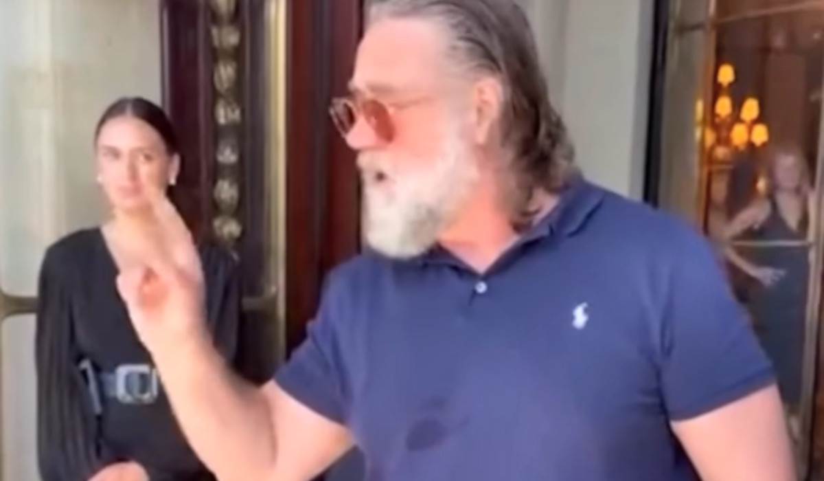  "Ostanite gdje ste i ne prilazite, bude li neko kreten ja odoh": Rasel Krou postrojio fanove ispred  