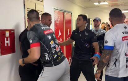  SKANDAL TOKOM SPEKTAKLA U BEOGRADU! Janičić i Negucić napravili incident u hodniku Arene (VIDEO) 