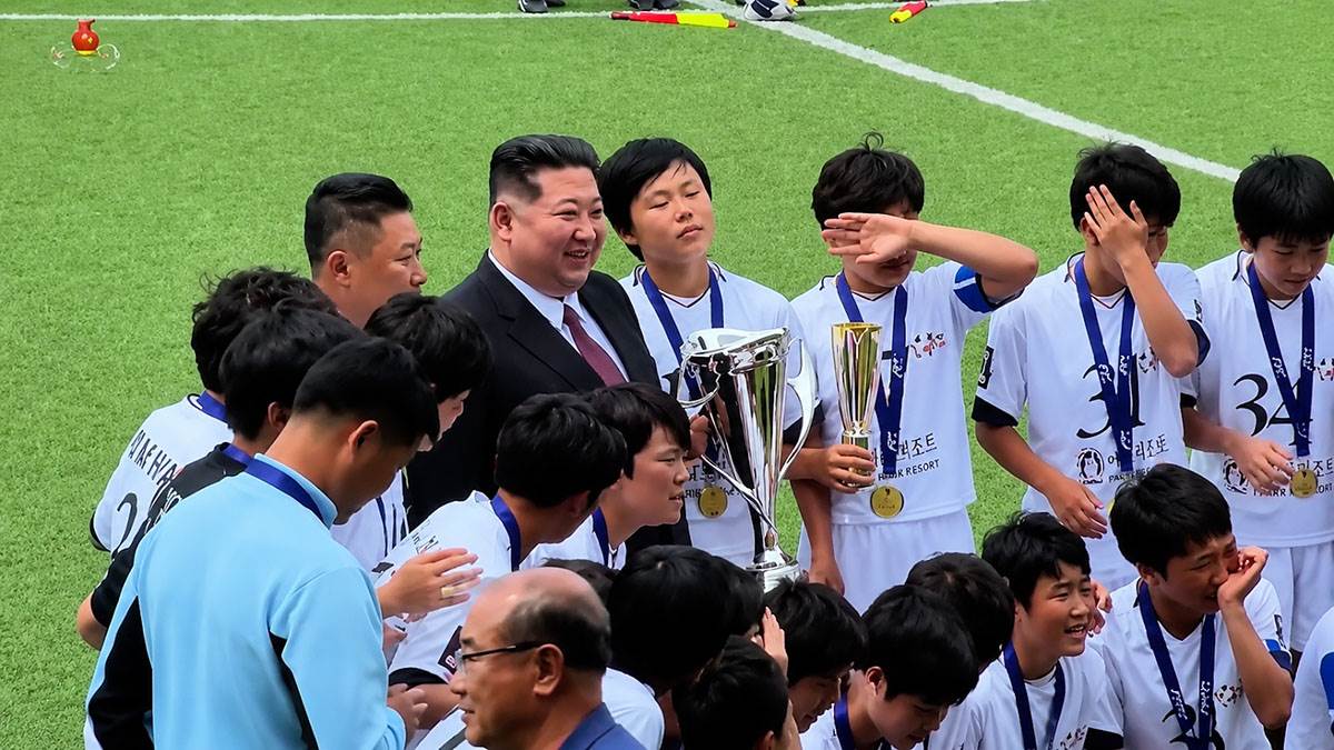  Fudbalerke plakale zbog Kim Džong Una 