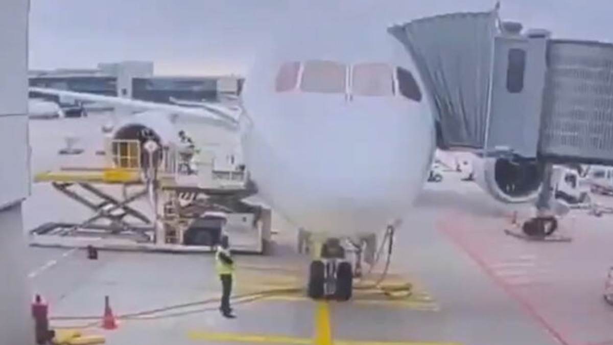  Nestvaran snimak sa aerodroma: Avionu u Frankfurtu pukao prednji stajni trap, završio je nosom na zemlji (Video) 