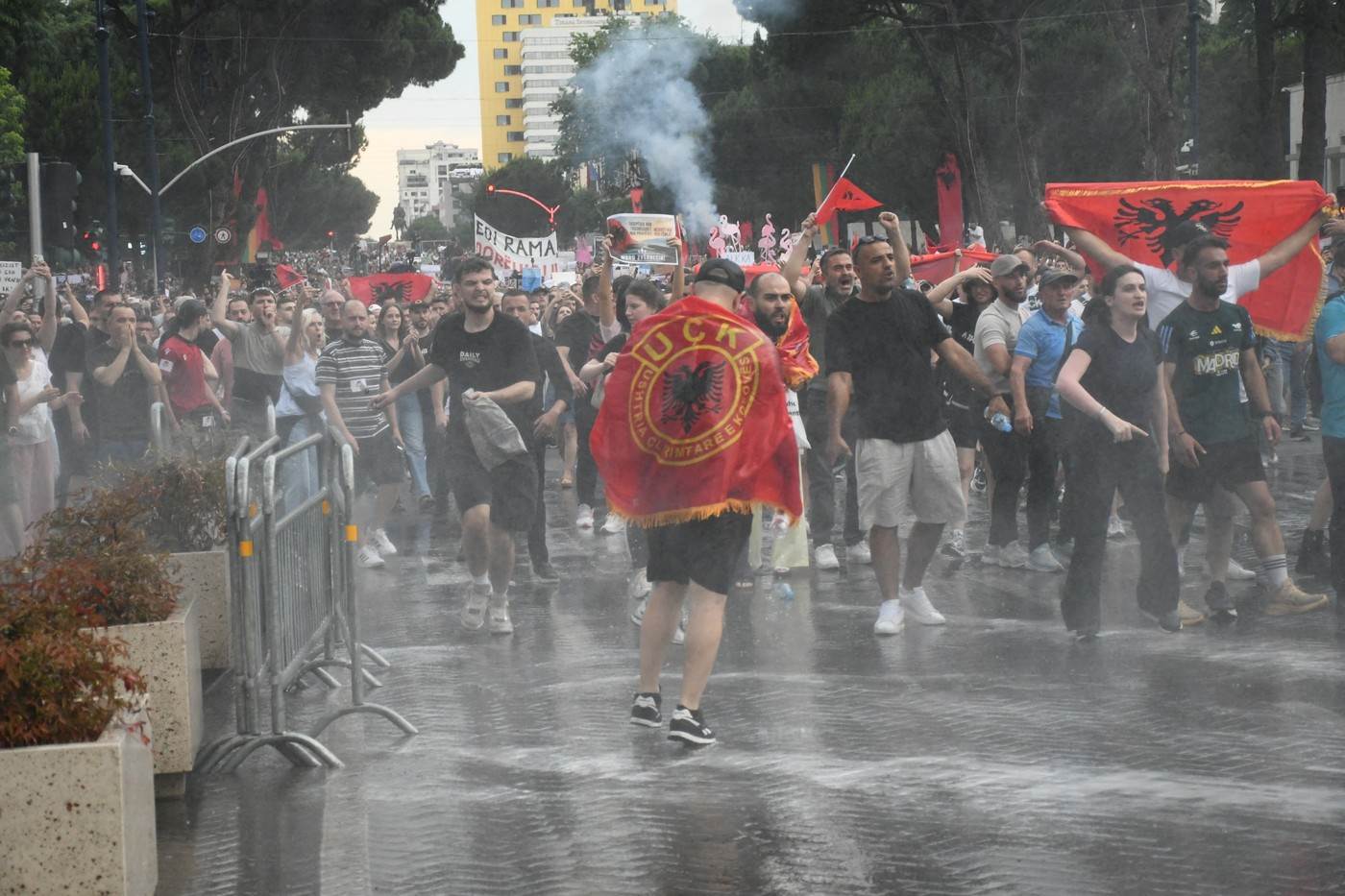  Albanija gori, a hiljade bijesnih građana treći dan zaredom drže pod blokadom Tiranu  