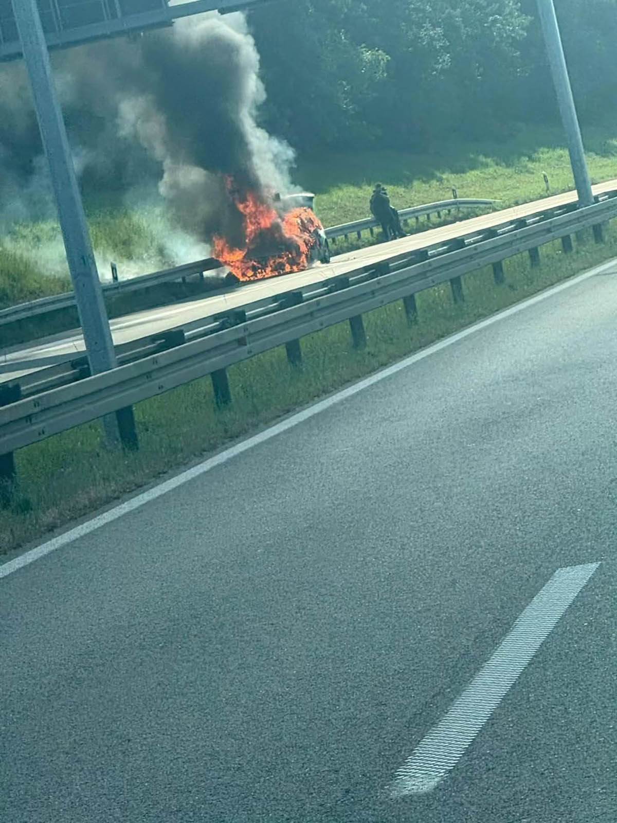  Stravičan požar na auto-putu Beograd-Niš 