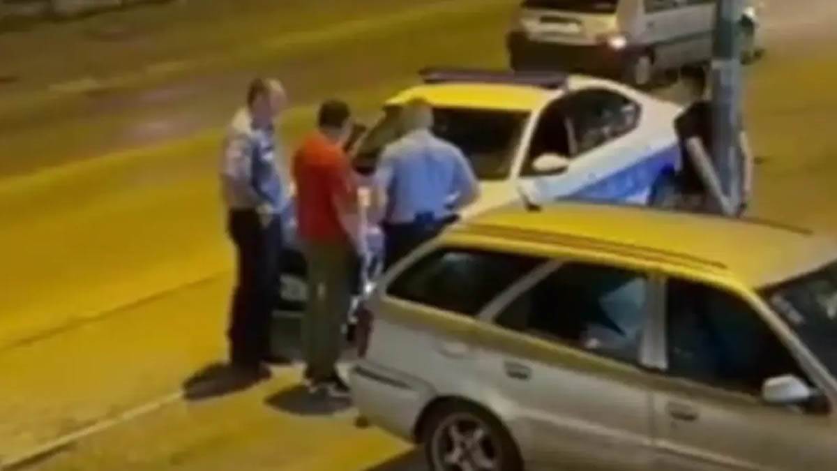 Uznemirujući snimak iz Banjaluke: Otac vezao sina za banderu, pa se svađao sa policijom 