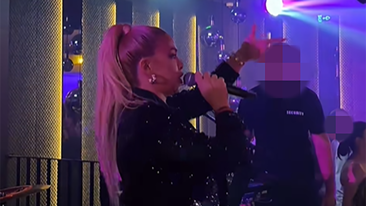  Milica Todorović zaustavila nastup, pa ušla u raspravu sa publikom: "Što si došao u klub?" 