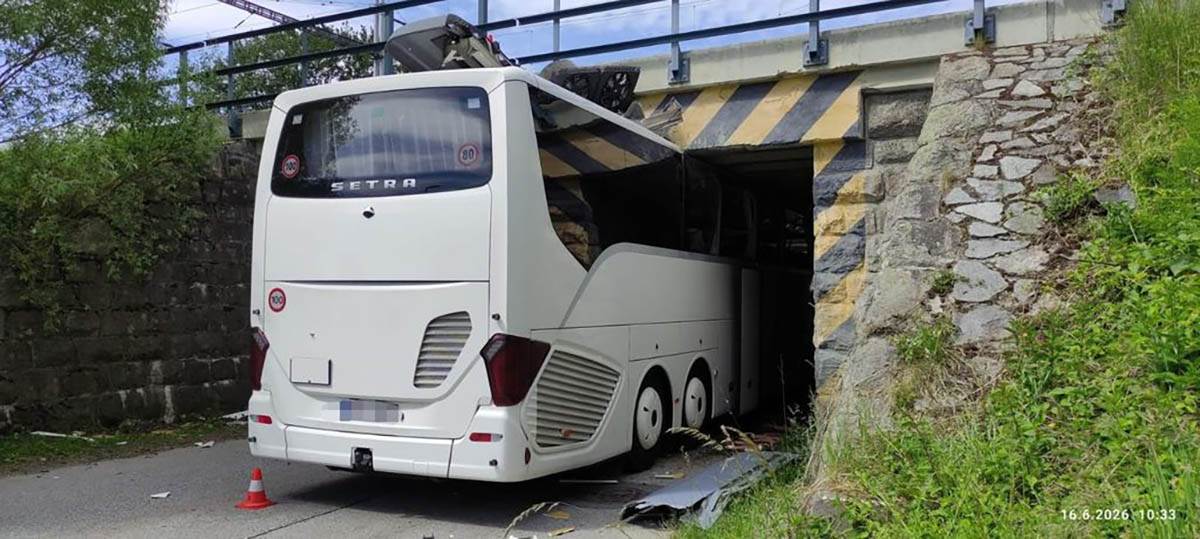  Autobus pun putnika se zakucao u podvožnjak 