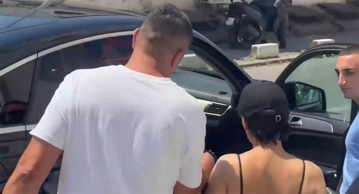  Kasper u pratnji Minine braće došao po nju u "Lazu": Pevačica sakrila lice pa izustila samo ovo 