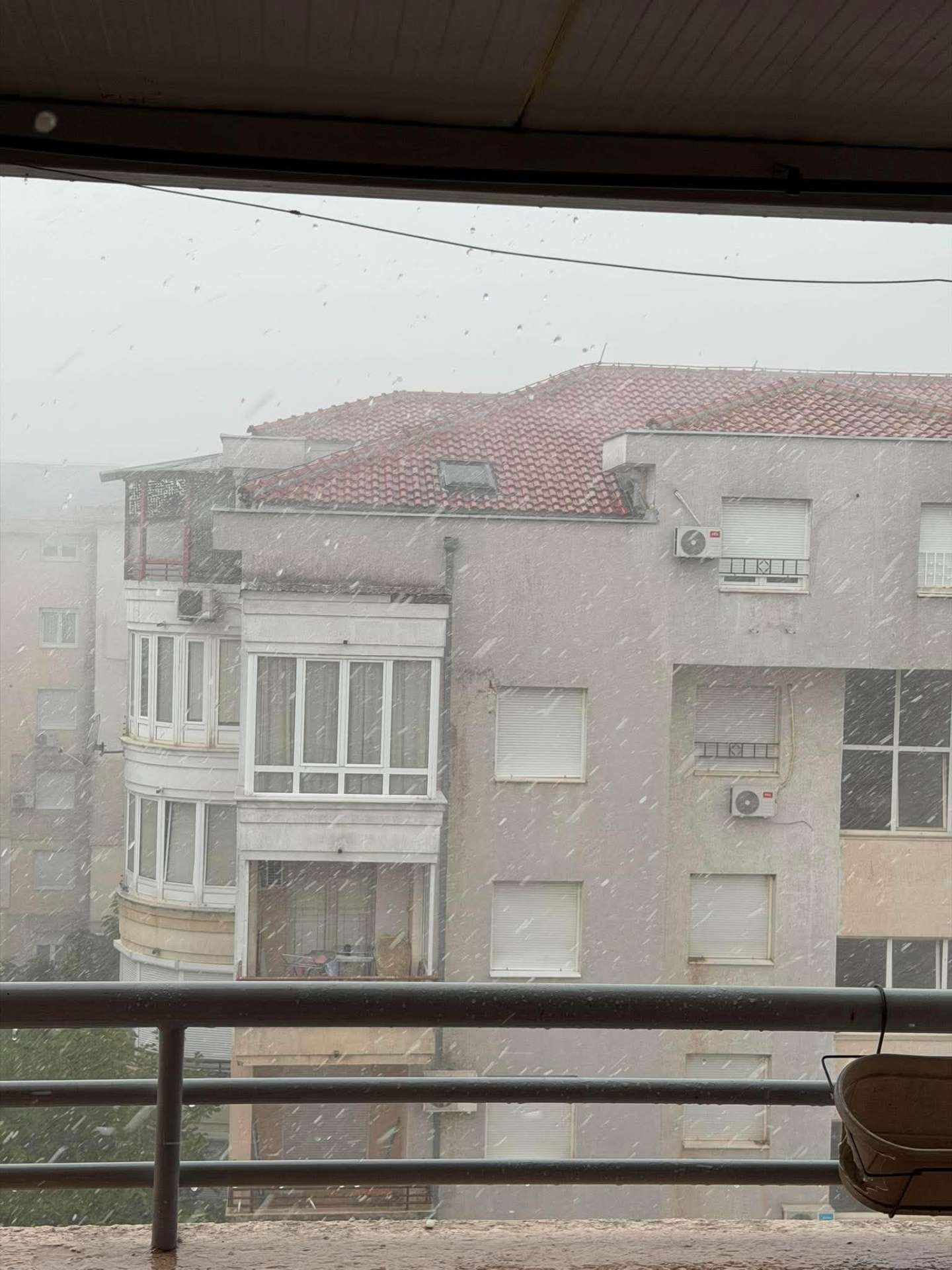  Nevrijeme u glavnom gradu: Više naselja ostalo bez struje 