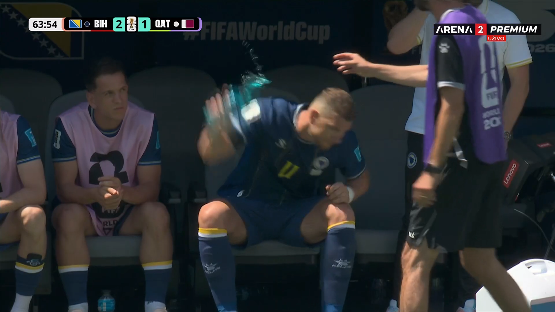  Edin Džeko poludio kad je izveden iz igre 
