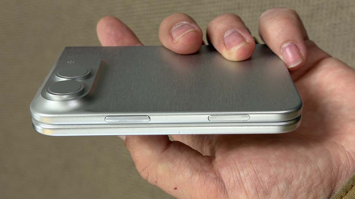  Ništa od odlaganja: Prvi savitljivi iPhone stiže na vrijeme, Apple riješio problem sa šarkom 