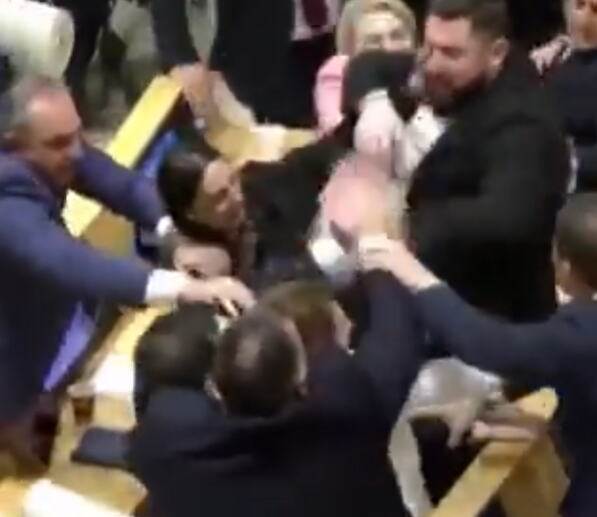  OPŠTA TUČA U PARLAMENTU GRUZIJE 