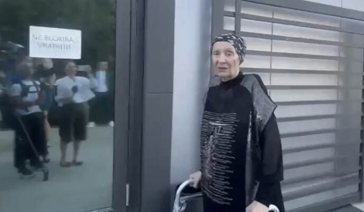  Lepa Lukić prvi put u javnosti nakon što je pala u prodavnici 