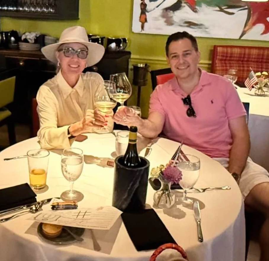  Lepa Brena nazdravlja sa vanbračnim sinom Miroslava Ilića 