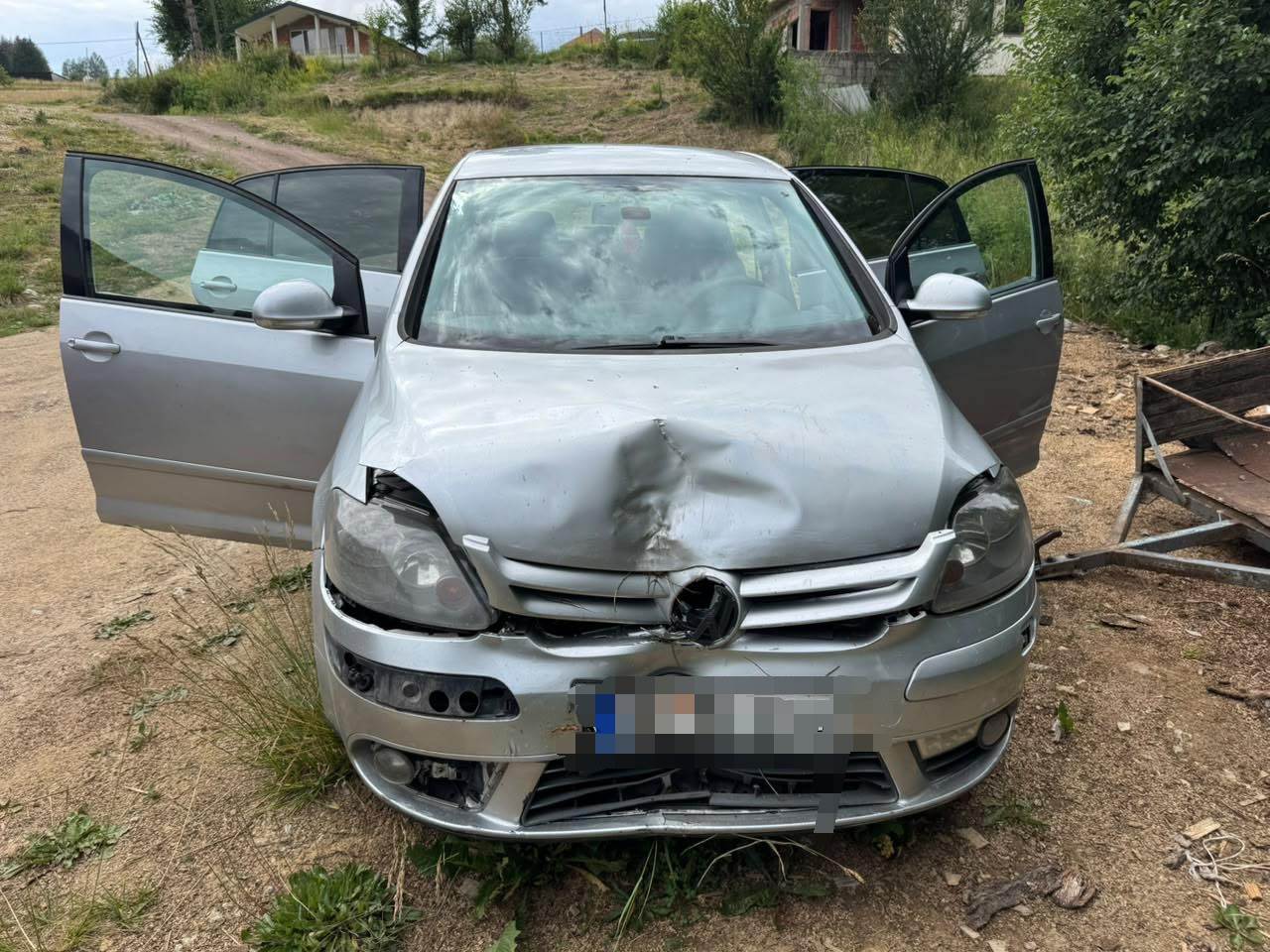  Krivična prijava protiv tri maloljetnika: Osumnjičeni da su ukrali vozilo i slupali ga 