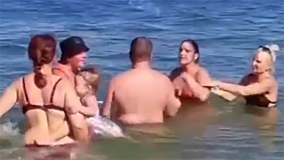  Žene se potukle pred djecom nasred plaže 