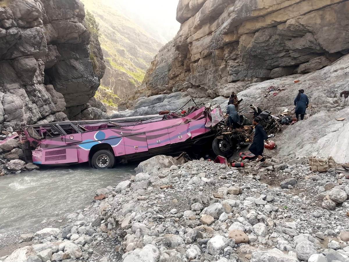  Svijet zanijemio zbog stravične nesreće – 40 mrtvih: Autobus sletio u provaliju u Pakistanu, razlog  