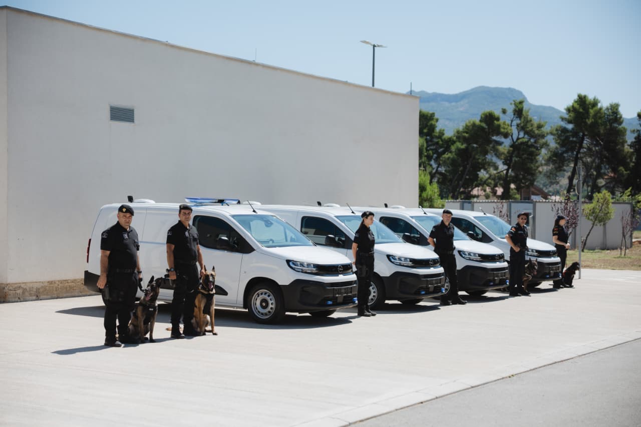  OEBS donirao policiji četiri specijalizovana K9 vozila vrijedna 120.000 eura 
